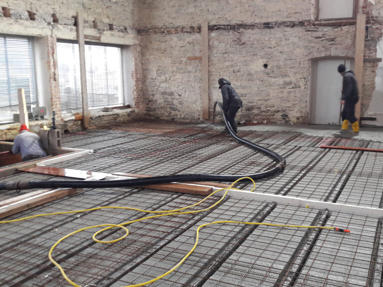Unsere Arbeiter betonieren einen Decke