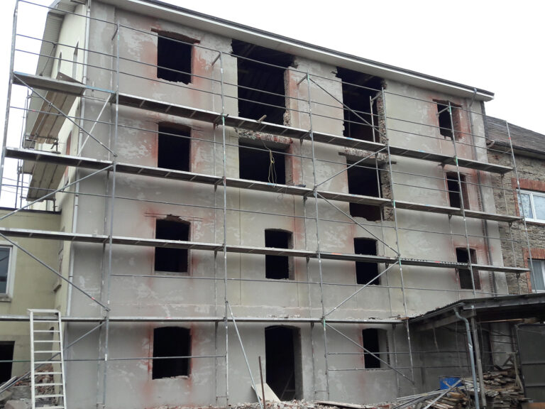 Neue Fenster werden in das alte Gemäuer gebrochen